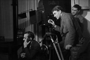 فريق إخباري يصور أول جلسة للجمعية العامة للأمم المتحدة في قاعة وستمنستر المركزية الميثودية في لندن عام 1946.