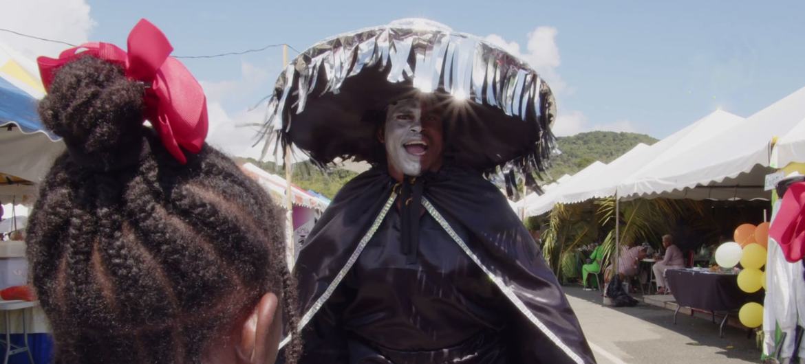 El ladrón de medianoche, Kurt Layne, comparte información sobre los protocolos de seguridad de COVID en el festival de Carnaval de Tobago.