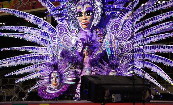 Penampil karnaval Karibia tampil melawan disinformasi COVID