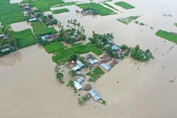 हर साल जुलाई-अगस्त के दौरान मॉनसूनी मौसम में, दक्षिण एशिया के अनेक क्षेत्रों में गम्भीर बाढ़ दर्ज की गई है. यह तस्वीर बांग्लादेश की है.