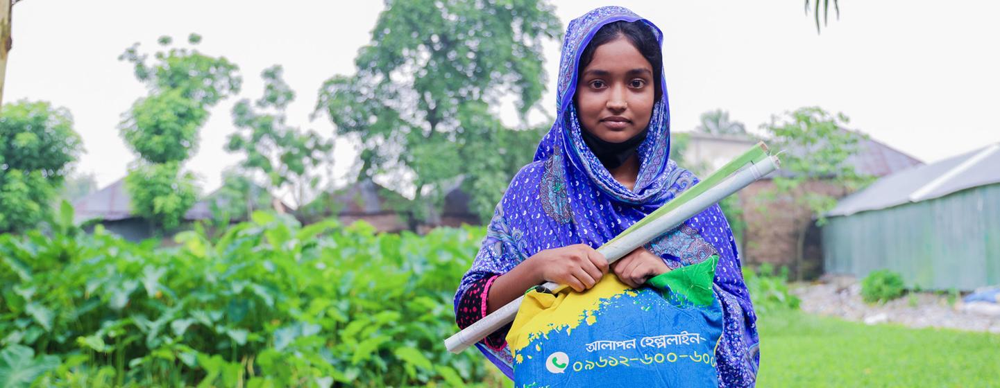 उत्तर-पश्चिम बांग्लादेश के बाढ़ प्रभावित इलाक़ों में महिलाओं को UNFPA की गरिमा किट (Dignity Kits) वितरित की जा रही हैं.