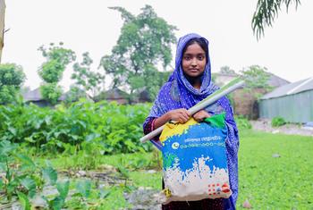 उत्तर-पश्चिम बांग्लादेश के बाढ़ प्रभावित इलाक़ों में महिलाओं को UNFPA की गरिमा किट (Dignity Kits) वितरित की जा रही हैं.