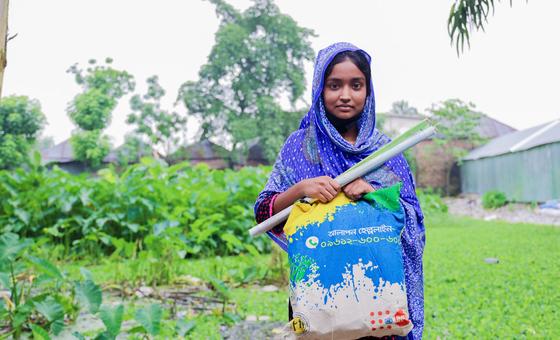 उत्तर-पश्चिम बांग्लादेश के बाढ़ प्रभावित इलाक़ों में महिलाओं को UNFPA की गरिमा किट (Dignity Kits) वितरित की जा रही हैं.