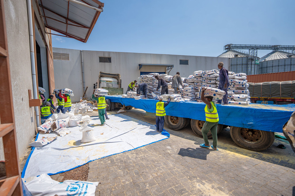 Wafanyakazi wa WFP wakipakua chakula katika ghala huko Goma, DR Congo.