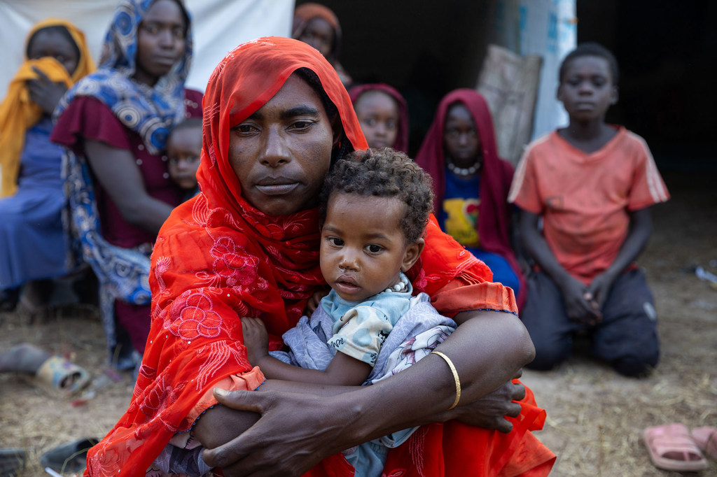 لاجئون من السودان يتجمعون في مخيم في جمهورية أفريقيا الوسطى.
