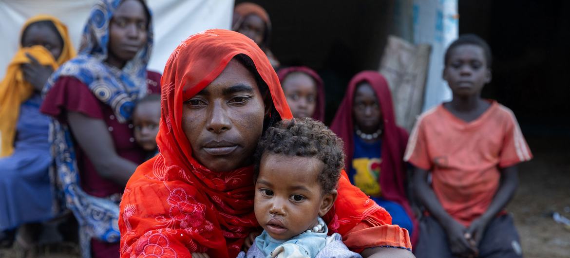لاجئة سودانية تحمل طفلها الصغير في مخيم مؤقت في جمهورية أفريقيا الوسطى.