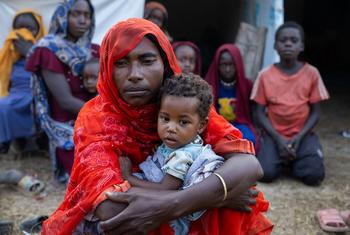 لاجئون من السودان يتجمعون في مخيم في جمهورية أفريقيا الوسطى.