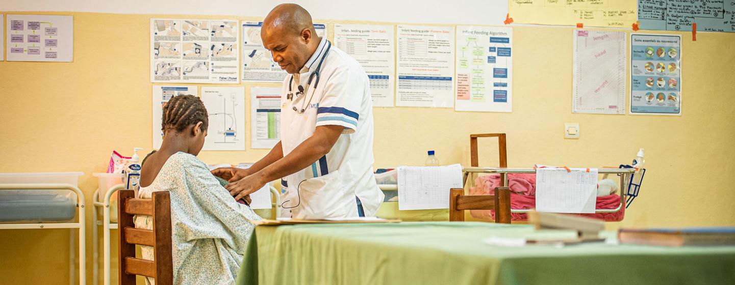 Un infirmier examine une jeune femme dans une maternité de l'hôpital de Panzi, en République démocratique du Congo.