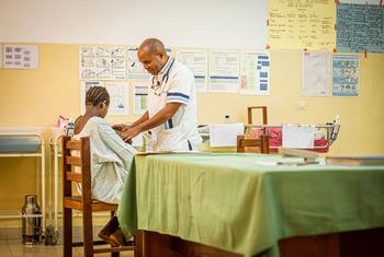 Un infirmier examine une jeune femme dans une maternité de l'hôpital de Panzi, en République démocratique du Congo.