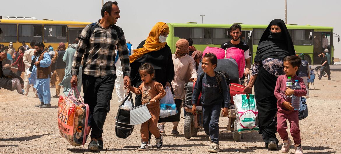 ہزاروں افغان، جن میں بچوں کے ساتھ خاندان بھی شامل ہیں، ہرات صوبے میں اسلام قلعہ سرحد کے ذریعے افغانستان میں واپس جا رہے ہیں، وہ اپنے ساتھ کم سے کم سامان لے کر جا رہے ہیں کیونکہ انہیں ایران سے بے دخل کیا گیا ہے یا بڑھتی ہوئی عدم تحفظ کی وجہ سے ایران چھوڑنے پر مجبور کیا گیا ہے۔