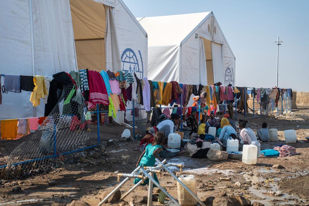 Les familles déplacées de Kordofan lavent leurs vêtements dans un centre d'accueil soutenu par l'UNICEF dans l'État de Gedaref, au Soudan, au milieu du conflit en cours.