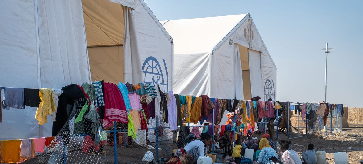 کردفان سے بے گھر ہونے والے خاندانوں نے جاری تنازع کے دوران سوڈان کی گڈارف ریاست میں یونیسف کے زیر اہتمام ایک استقبال مرکز میں کپڑے دھوئے۔