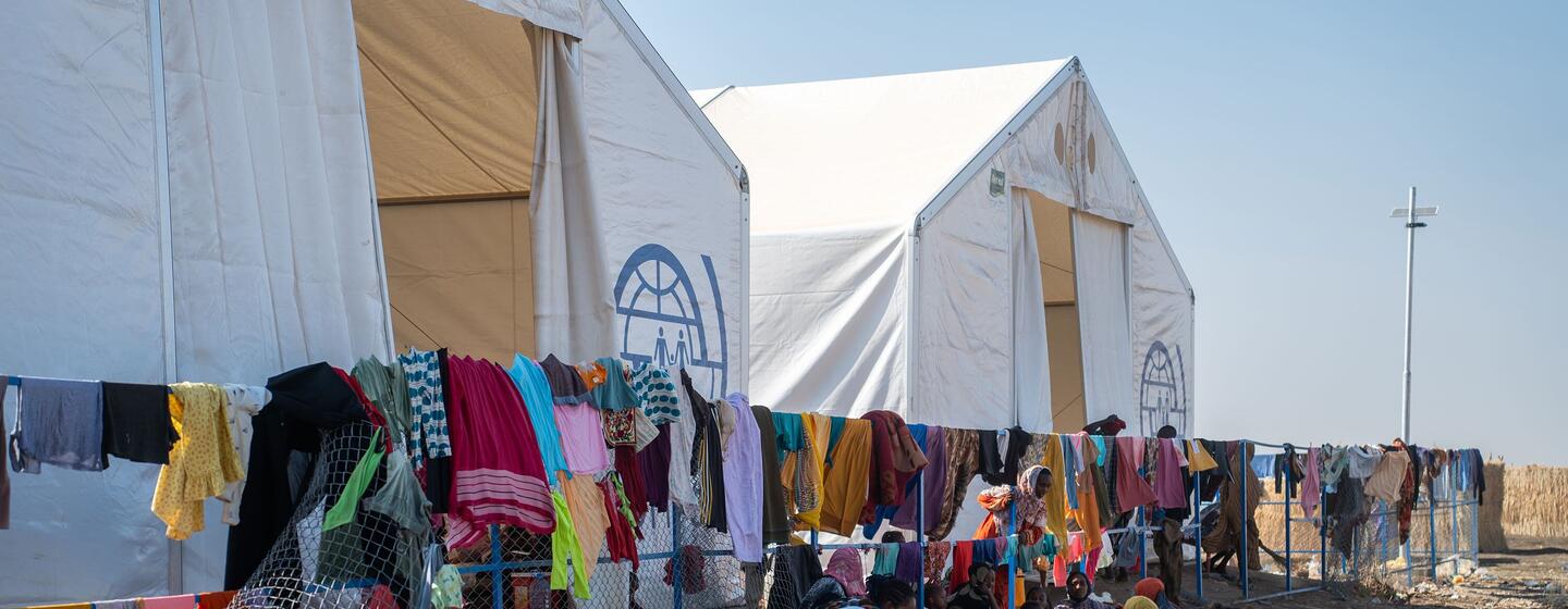 Les familles déplacées de Kordofan lavent leurs vêtements dans un centre d'accueil soutenu par l'UNICEF dans l'État de Gedaref, au Soudan, au milieu du conflit en cours.