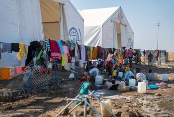 Les familles déplacées de Kordofan lavent leurs vêtements dans un centre d'accueil soutenu par l'UNICEF dans l'État de Gedaref, au Soudan, au milieu du conflit en cours.