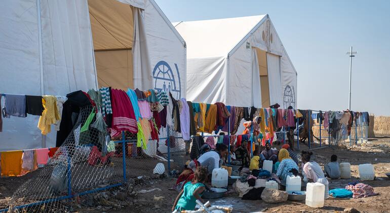 Familia zilizohamishwa kutoka Kordofan huosha nguo katika kituo cha mapokezi kinachoungwa mkono na UNICEF katika Jimbo la Gedaref, Sudan, wakati wa mapigano yanayoendelea.