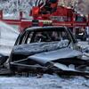 Les pompiers pulvérisent de l'eau sur un bâtiment industriel lourdement endommagé à Kiev, en Ukraine, au milieu de températures glaciales et d'interruptions hivernales à la suite d'une attaque contre des infrastructures critiques.