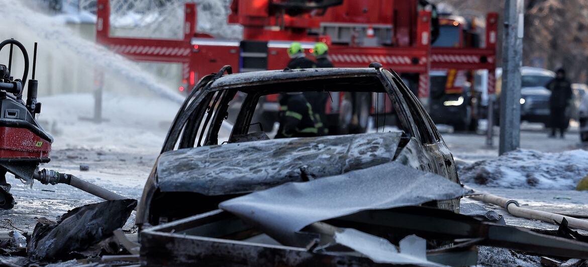 Les pompiers pulvérisent de l'eau sur un bâtiment industriel lourdement endommagé à Kiev, en Ukraine, au milieu de températures glaciales et d'interruptions hivernales à la suite d'une attaque contre des infrastructures critiques.