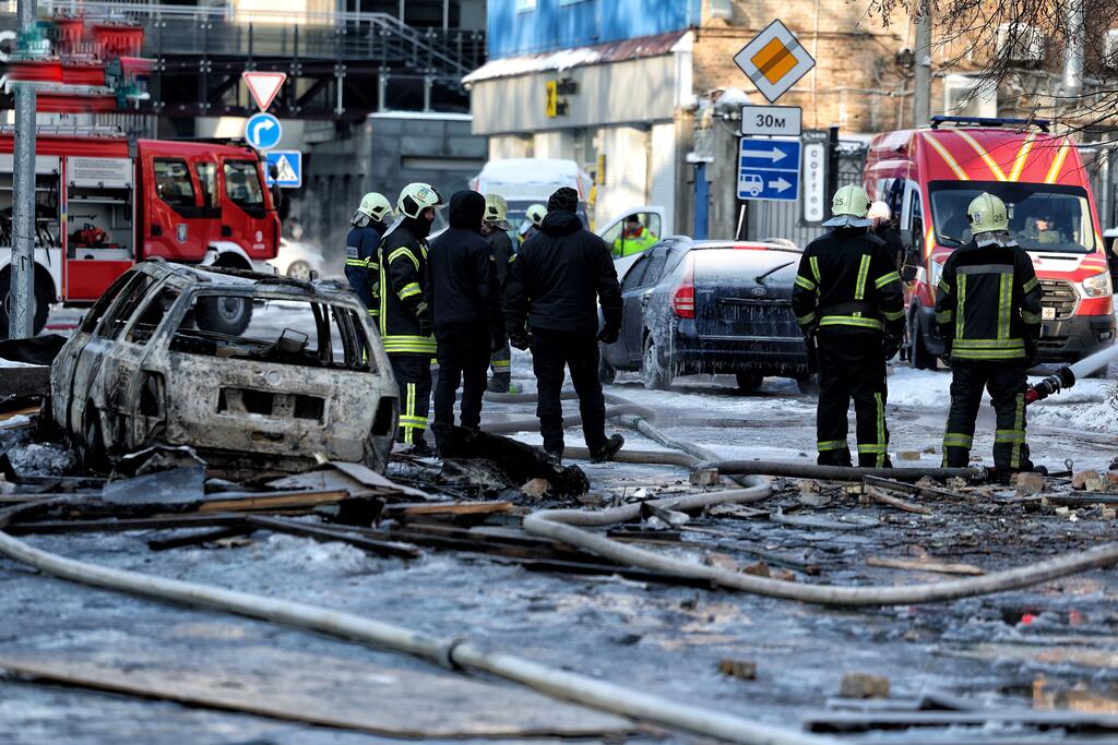 Wazima moto huko Kyiv, Ukraine, wanapambana na moto katika jengo la viwanda lililoharibiwa baada ya shambulio, na barafu ikiunda juu ya uso wakati joto linapungua chini ya kiwango cha baridi. Timu za dharura zinafanya kazi katikati ya kukatika kwa umeme na joto.