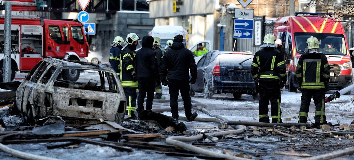 Bombeiros em Kiev, Ucrânia, combatem um incêndio em um prédio industrial danificado após um ataque, com a formação de gelo nas superfícies à medida que as temperaturas caem abaixo do ponto de congelamento.