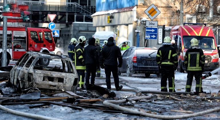 Пожарные в Киеве, Украина, борются с пожаром в поврежденном промышленном здании после нападения, с образованием льда на поверхностях, поскольку температура опускается ниже нуля.