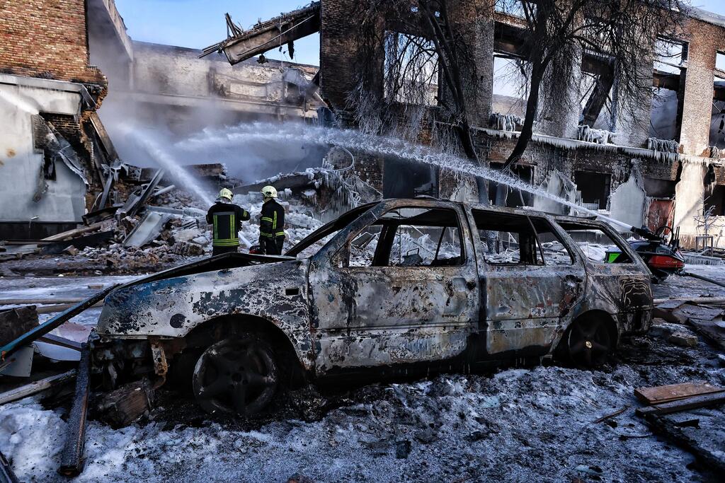 消防员正在乌克兰基辅一栋受损的工业建筑中扑救大火。