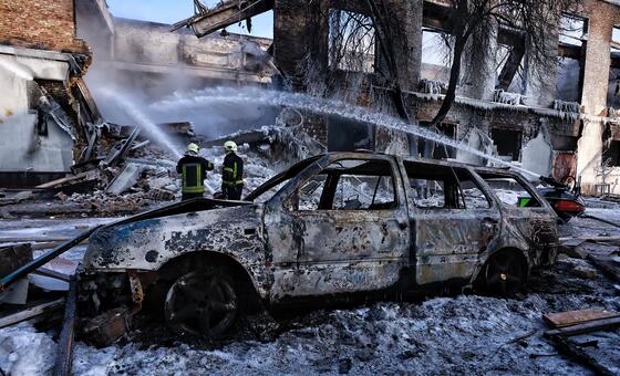 消防员正在乌克兰基辅一栋受损的工业建筑中扑救大火。