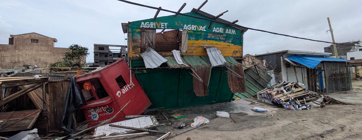 Les conséquences du cyclone Gezani à Toamasina, Madagascar, montrant des bâtiments détruits, des débris et un camion renversé, soulignant l'impact grave de la catastrophe naturelle.