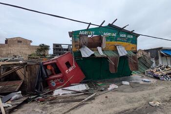 Les conséquences du cyclone Gezani à Toamasina, Madagascar, montrant des bâtiments détruits, des débris et un camion renversé, soulignant l'impact grave de la catastrophe naturelle.
