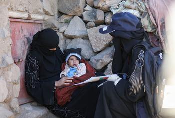Un enfant dans les bras de sa mère du village d'Alsari, dans le gouvernorat d'Ibb, au Yémen.
