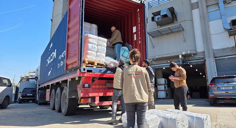 Las familias desplazadas por el conflicto en el Líbano reciben suministros de organizaciones humanitarias.