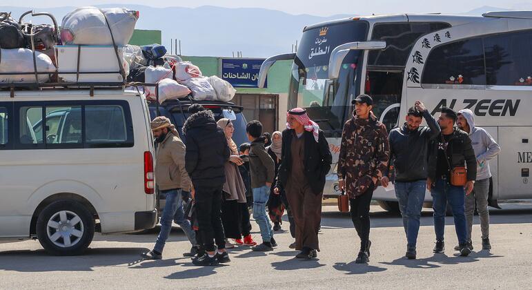 Люди пересекают границу из Ливана в Сирию.