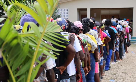 Los participantes hacen cola en un sitio de distribución en Haití.