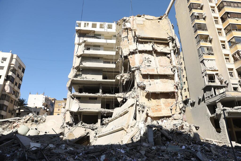 Un edificio de varios pisos en Dahiyeh, suburbios del sur de Beirut, Líbano, se muestra muy dañado y parcialmente derrumbado después de ataques aéreos el 9 de marzo de 2026.