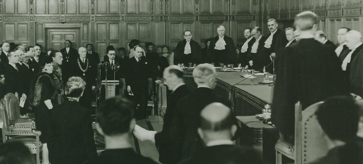 Session inaugurale de la CIJ le 18 avril 1946 au Palais de la Paix à La Haye, aux Pays-Bas.