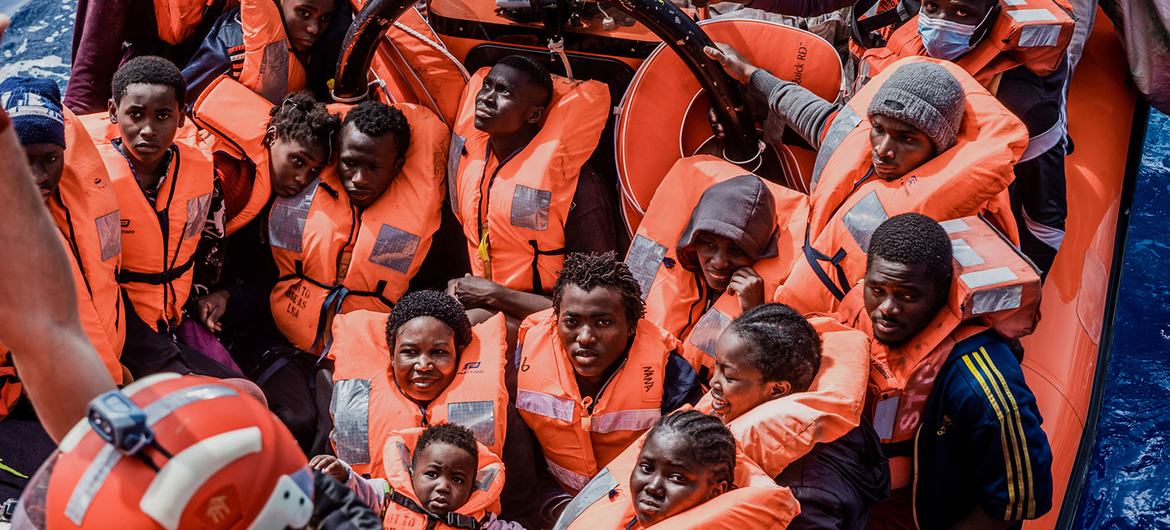 إنقاذ مهاجرين قبالة ساحل ليبيا.