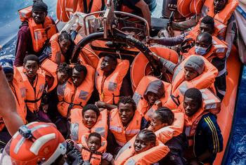 إنقاذ مهاجرين قبالة ساحل ليبيا.