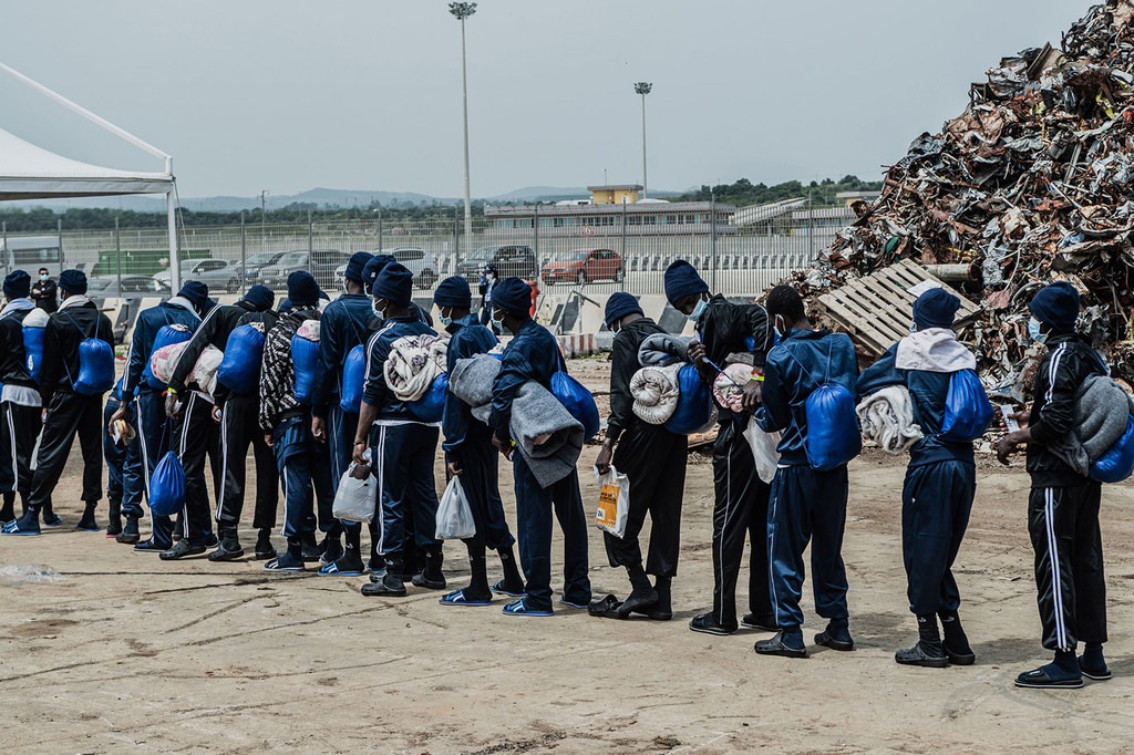 Des migrants secourus en mer Méditerranée après avoir traversé l'Afrique du Nord arrivent en Italie.