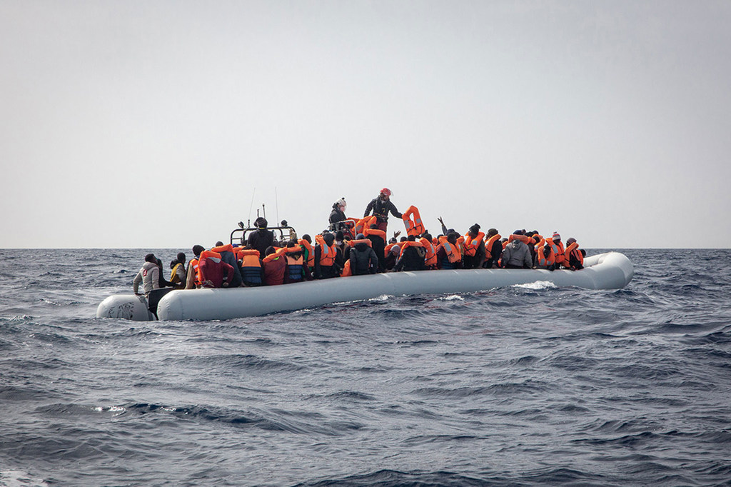 عملية إنقاذ مهاجرين قبالة سواحل ليبيا.