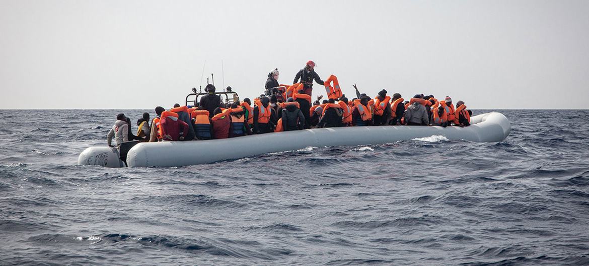非政府组织“地中海急救”在利比亚海岸外营救移民。