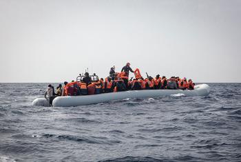 एक ग़ैर-सरकारी संगठन द्वारा, लीबिया के तट पर प्रवासियों का बचाव.