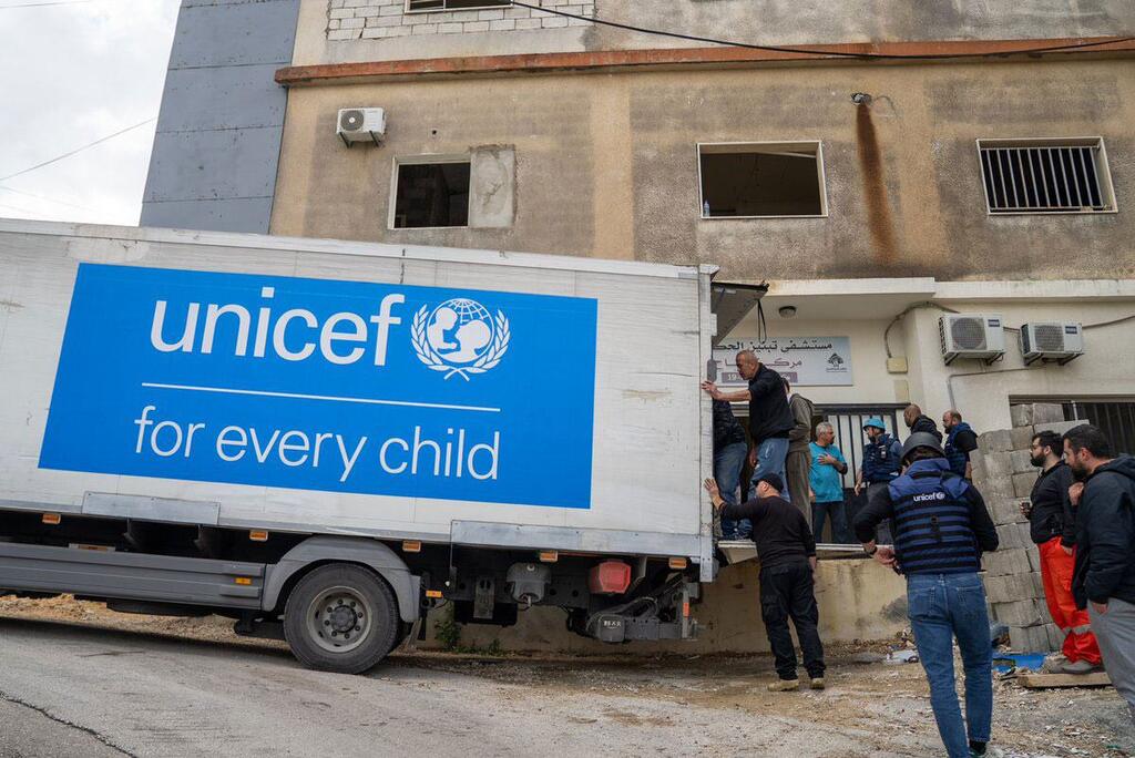 Un camion de l'UNICEF livrant des fournitures de santé dans des zones difficiles d'accès au Liban pour soutenir les enfants et les familles touchés par le conflit.