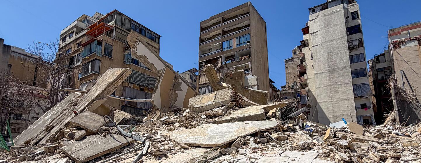 Bâtiments résidentiels détruits dans le quartier Basta de Beyrouth, au Liban, montrant des décombres et des débris répandus à la suite de frappes aériennes israéliennes.