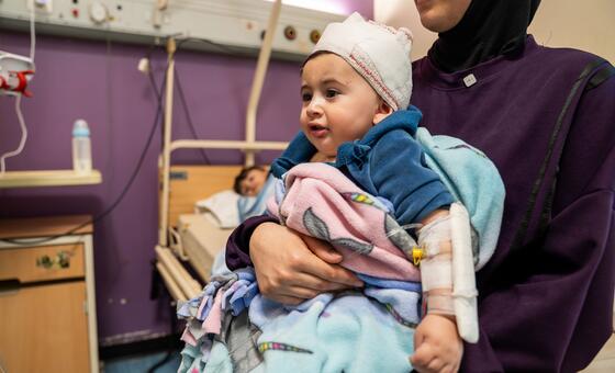 أم تحمل رضيعها الذي يتلقى العلاج في مستشفى رفيق الحريري في بيروت، لبنان.