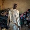 Portrait de Halima, une réfugiée soudanaise de 35 ans, dans une école abandonnée à Donke Shette, au Darfour du Nord, où elle vit désormais avec ses enfants après avoir fui El Fasher.