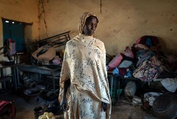 Portrait de Halima, une réfugiée soudanaise de 35 ans, dans une école abandonnée à Donke Shette, au Darfour du Nord, où elle vit désormais avec ses enfants après avoir fui El Fasher.