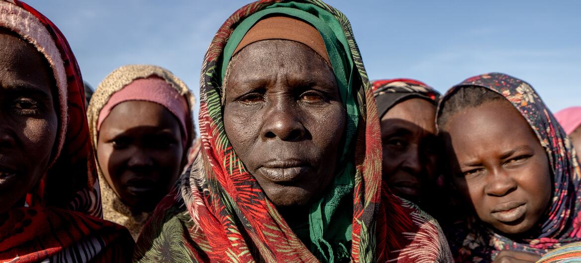صورة لنساء وأطفال سودانيين في موقع توزيع المطبخ المجتمعي لمنظمة "أنقذوا الأطفال" في مخيم دابا نايرا في تويلا، شمال دارفور، السودان.