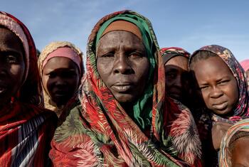 Portrait de femmes et d'enfants soudanais dans un site de distribution de repas communautaires de Save the Children, dans le camp de Daba Naira à Tawila, au Darfour du Nord, au Soudan.