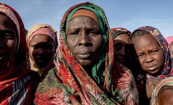 نساء وفتيات سودانيات نازحات يصطففن للحصول على الطعام في مطبخ مجتمعي في طويلة بدارفور.