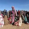 تقف النساء والأطفال السودانيون النازحون في طابور للحصول على الغذاء في مطبخ مجتمعي تابع منظمة إنقاذ الطفولة في مخيم دابا نايرا، في تاويلا، شمال دارفور، مارس 2026. فرّ حوالي 600,000 شخص من القتال في الفاشر وأجزاء أخرى من دارفور خلال حرب السودان.