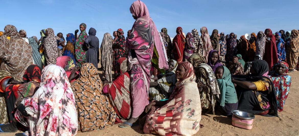 تقف النساء والأطفال السودانيون النازحون في طابور للحصول على الغذاء في مطبخ مجتمعي تابع منظمة إنقاذ الطفولة في مخيم دابا نايرا، في تاويلا، شمال دارفور، مارس 2026. فرّ حوالي 600,000 شخص من القتال في الفاشر وأجزاء أخرى من دارفور خلال حرب السودان.